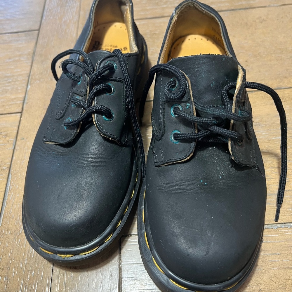 PRELOVED Dr. Martens Black Leather kids shoes with Yellow Stitching